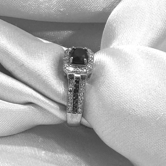 Sterling Silver 1 CTW Black and White Diamond Ring Size 6 - Picture 3 of 11